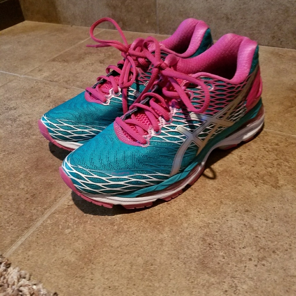 EUC ASIC GEL NIMBUS 18